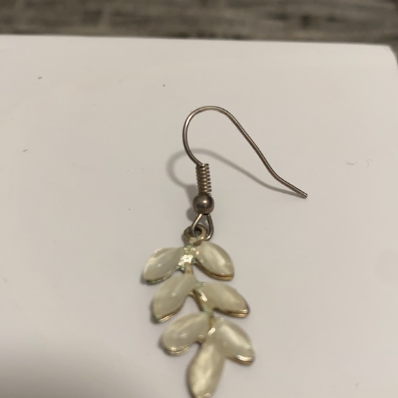Mother of pearl hanging earrings reminiscent of snow covered foliage - Picture 4 of 4